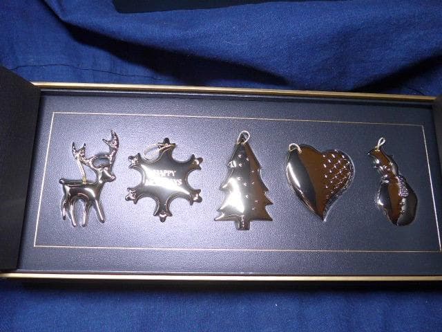 新品、未使用のGRAFFのクリスマスオーナメントセット、リボン付きボックス入り