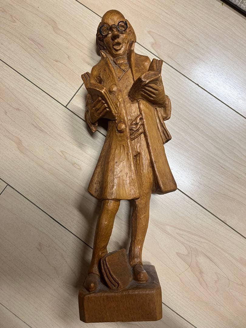 木製彫刻 書籍を持つ人物像　教授