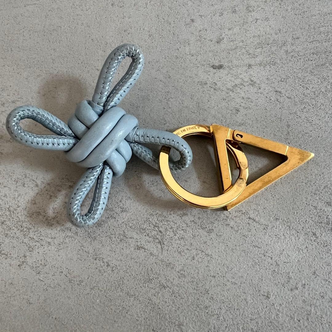 Bottega Veneta トライアングルキーリング ライトブルー