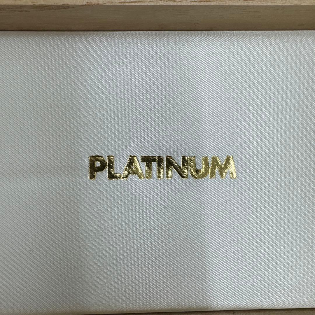PLATINUM 万年筆 黒と金のストライプ