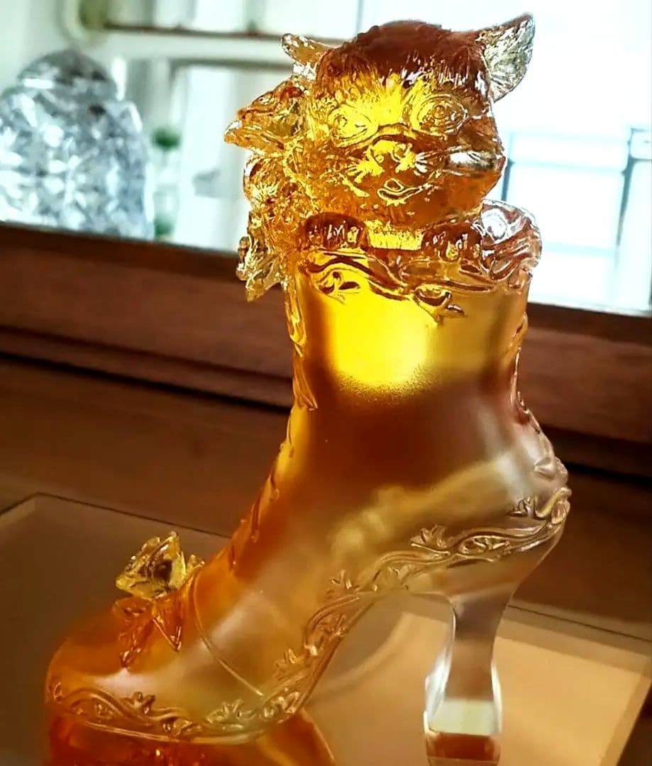 『猫と薔薇の花と靴』琥珀アンバー色 ガラス 置物 ペーパーウエイト オブジェ