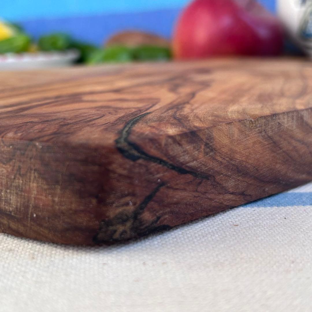 オリーブの木　フリーカット　しっかりと厚みのあるボード　約26cm