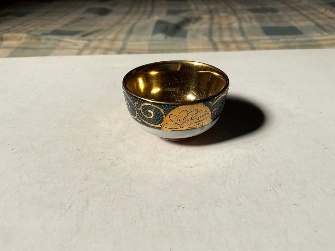 九谷焼／酒盃。五客。【麻布に包まれています　桐箱付き　昭和ノスタルジー】。