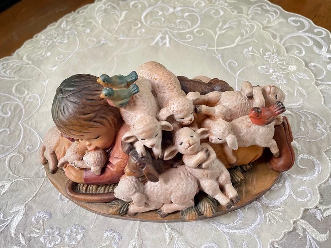 アンリ人形　Shepherd lying with lambs nativity