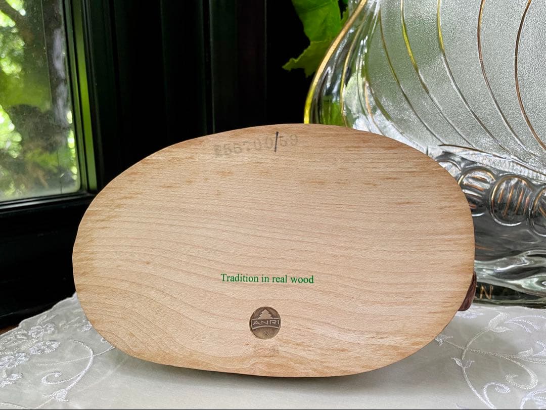 アンリ人形　Shepherd lying with lambs nativity