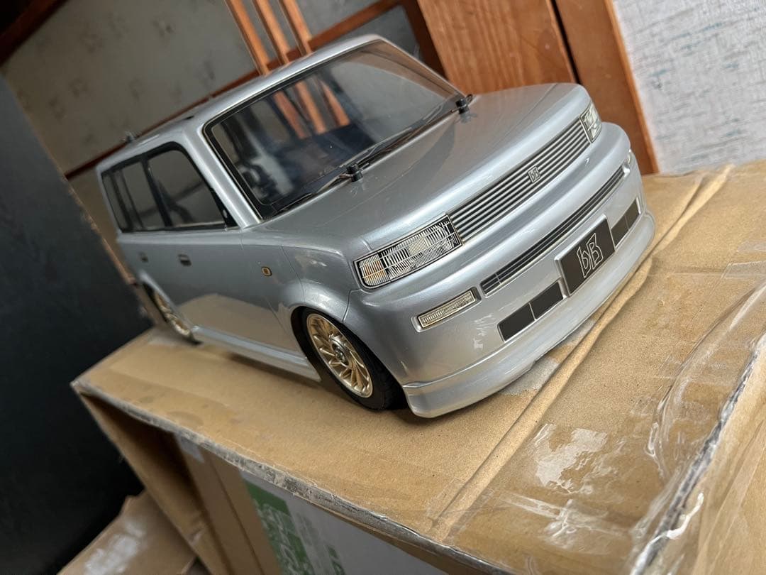 トヨタ bB 初代タイプ1/10スケール ラジコンカー シルバーボディ、シャーシ