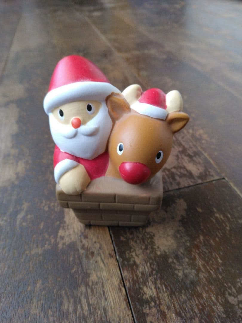 クリスマス飾り　置物　インテリア　雑貨　サンタクロースとトナカイ　煙突から