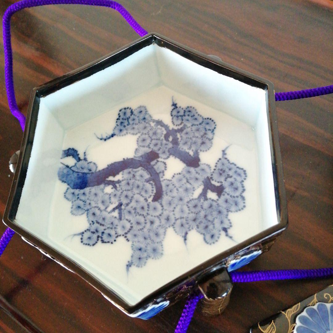 瀬戸焼　真玉園清彦　瀬戸染付菊桐陽刻文外漆鼎足重箱　13cm