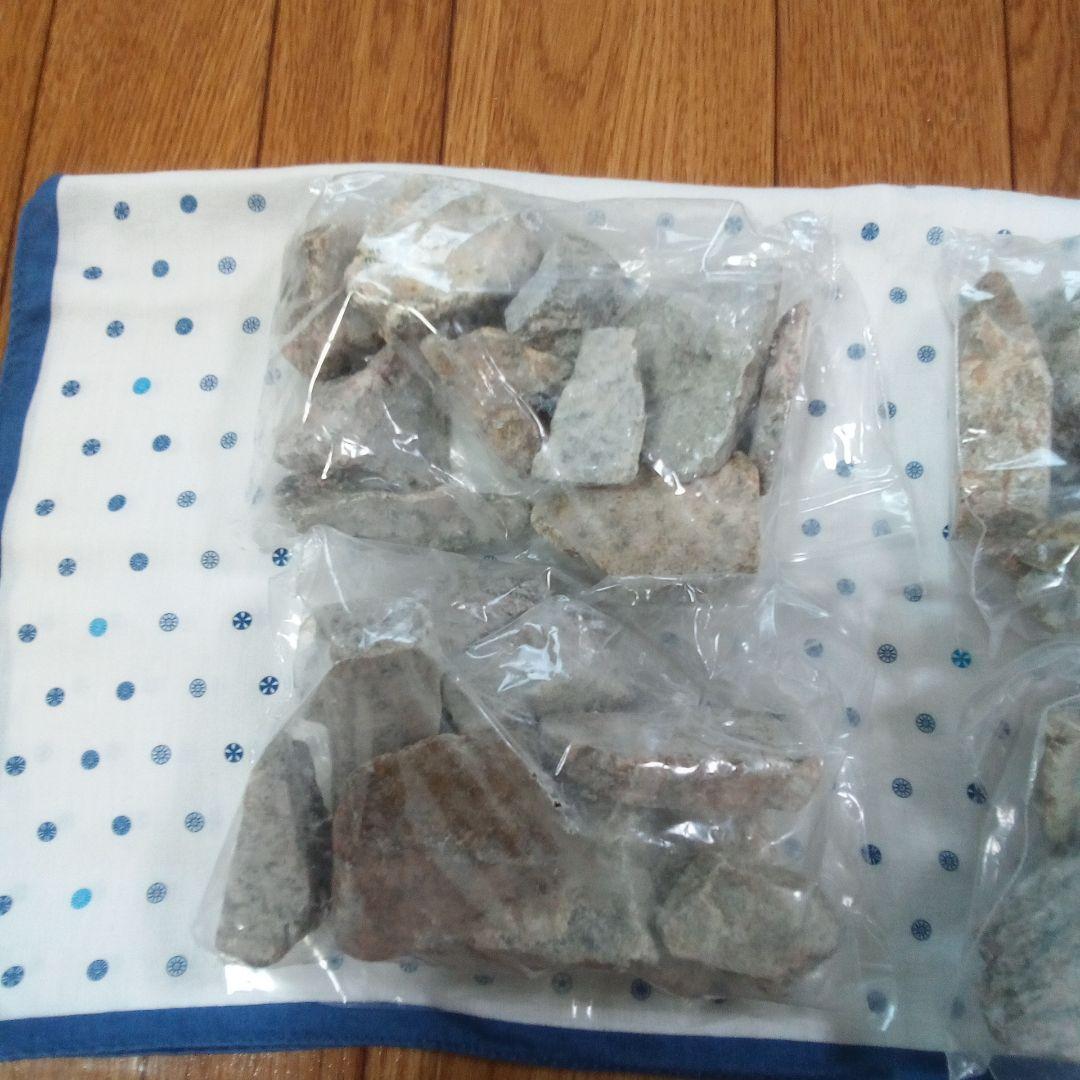 高純度天然ラジウム鉱石（0.5〜1.0μSv/h）北投石約2.2Kgサイズ混在