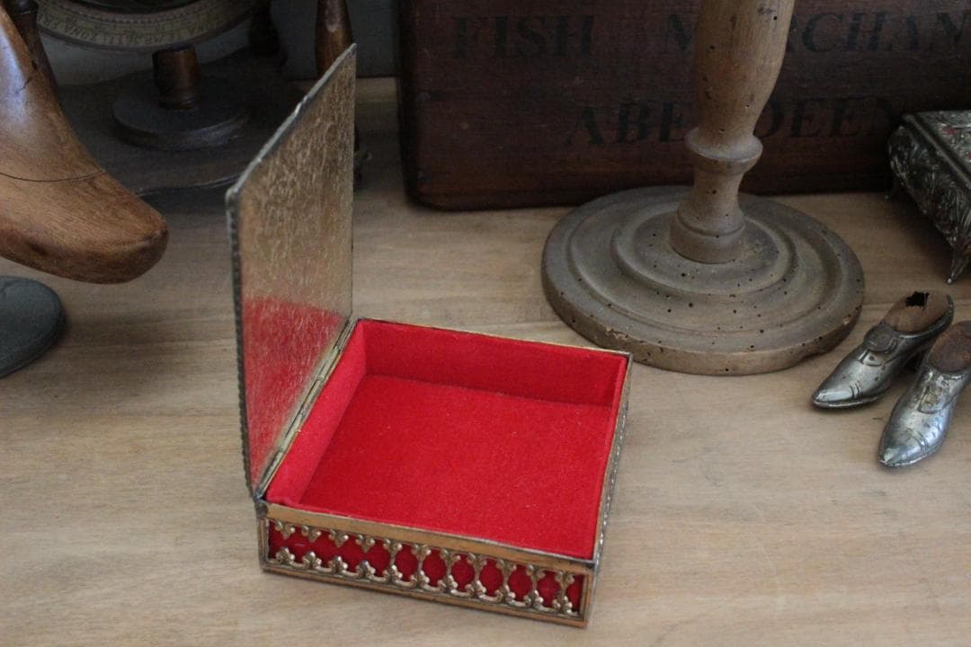 Petite boite・装飾ジュエリーボックス・少女/フランスアンティーク