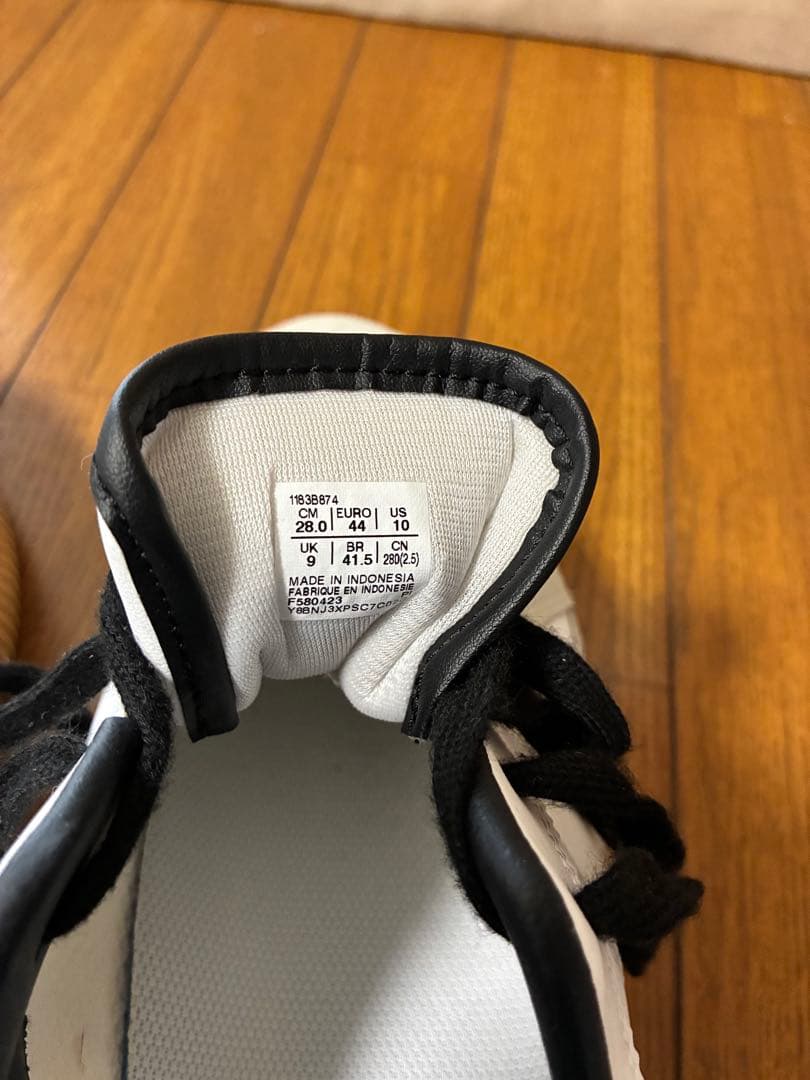 オニツカタイガー　デレシティ　28