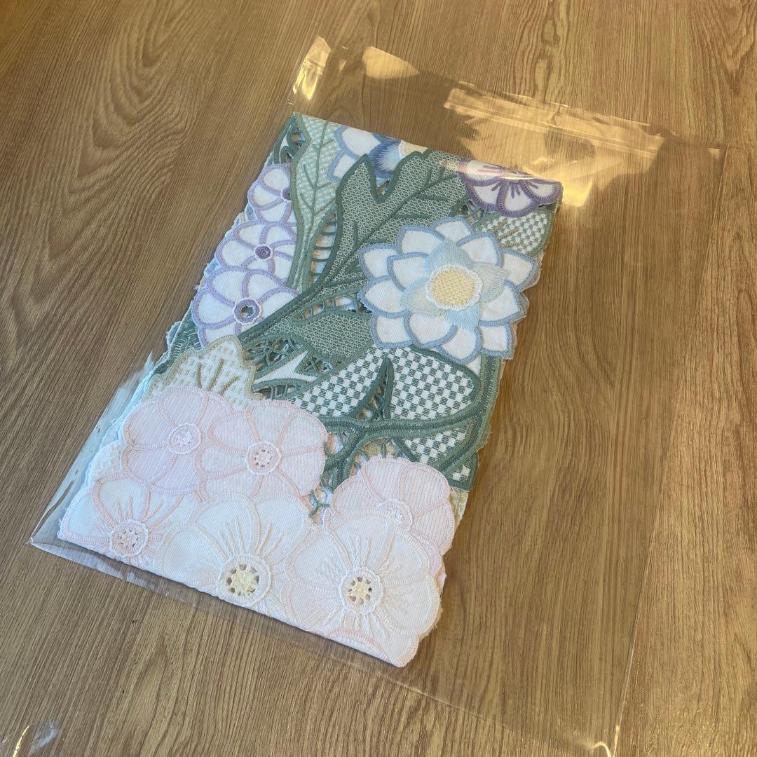 お値引き　戸塚刺繍作品　花柄テーブルセンター　ハンドメイド　130✖️20