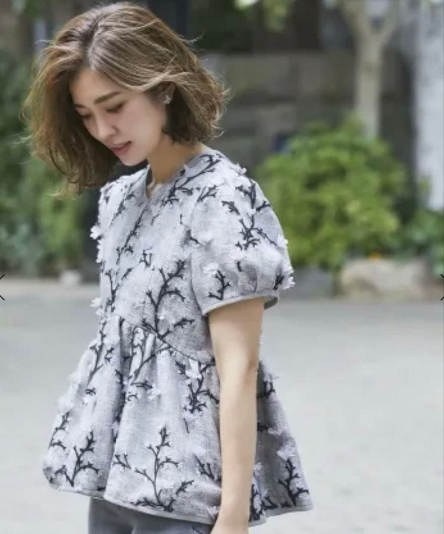 美品 セブンテン ツイード刺繍トップス(グレー)