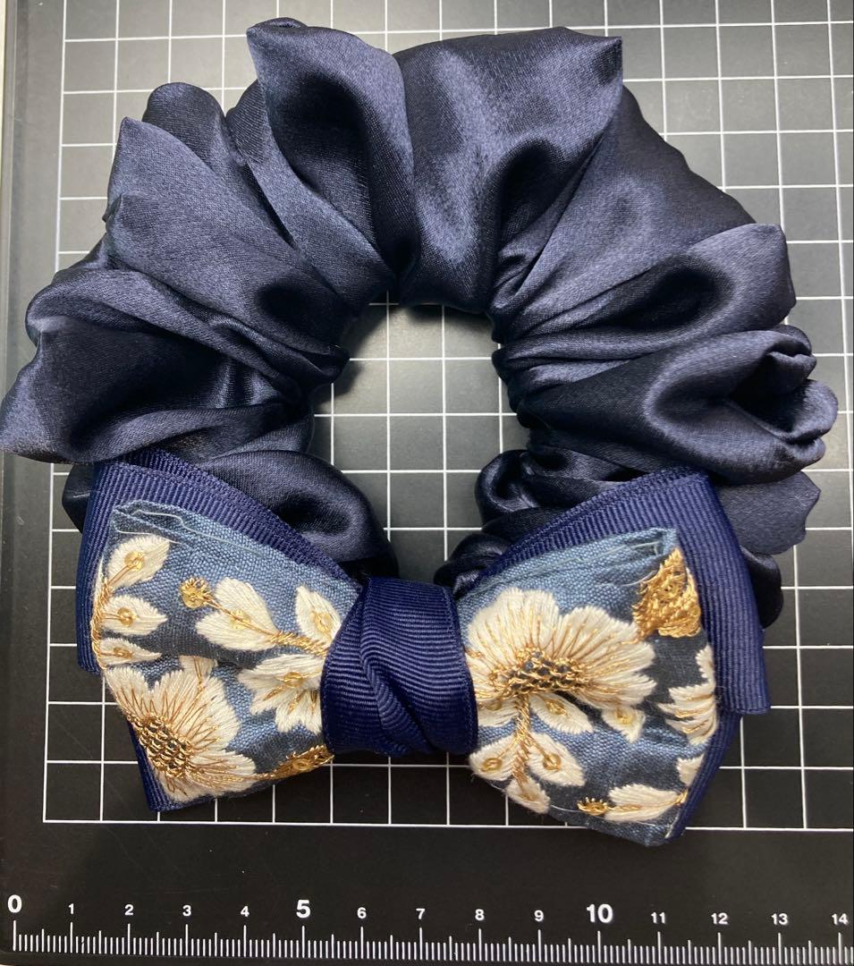 ハンドメイドシュシュM-4151♡ネイビーサテン♡インド刺繍リボン付♡