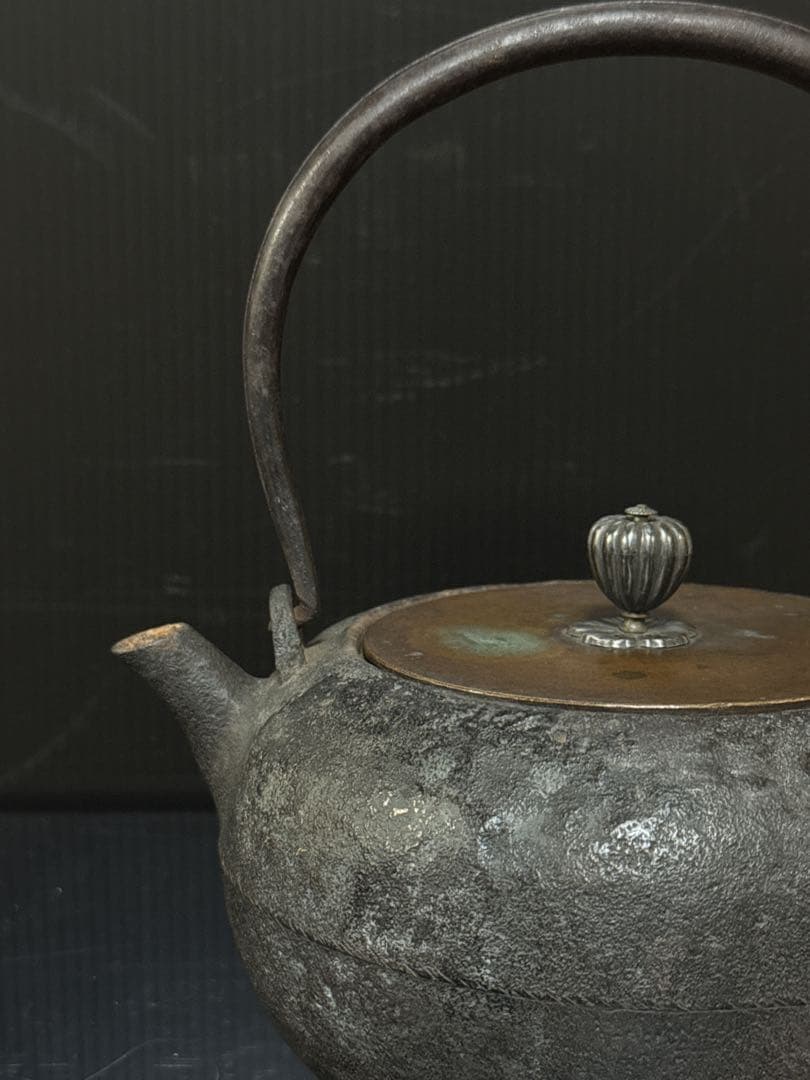 龍寿堂 浄寿 造 金象嵌提手 銀摘 平丸型 鉄瓶 茶道具