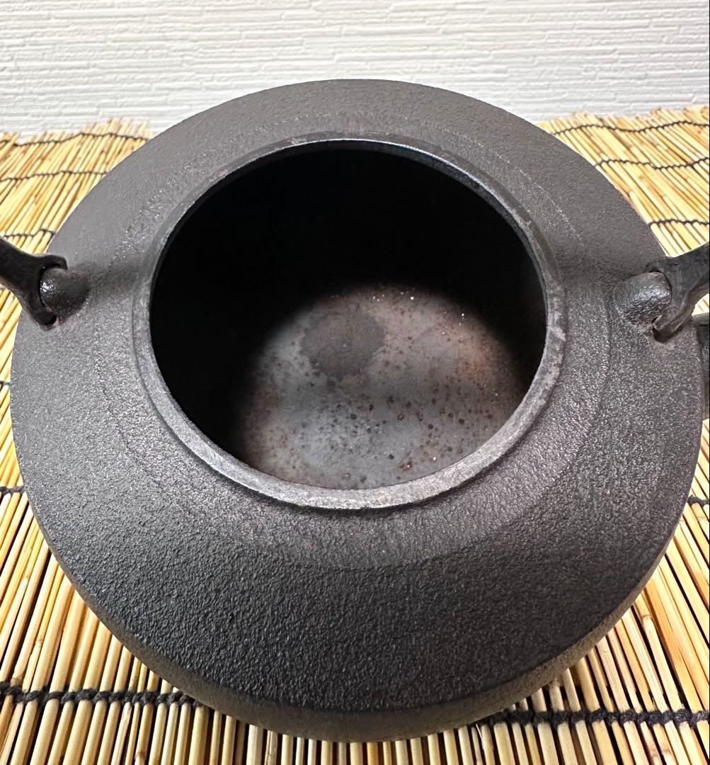 ＵＳＥＤ品 昭和期造　菊地保寿堂名人　菊池熊治作　１２型 梅文様 肩衝 南部鉄瓶