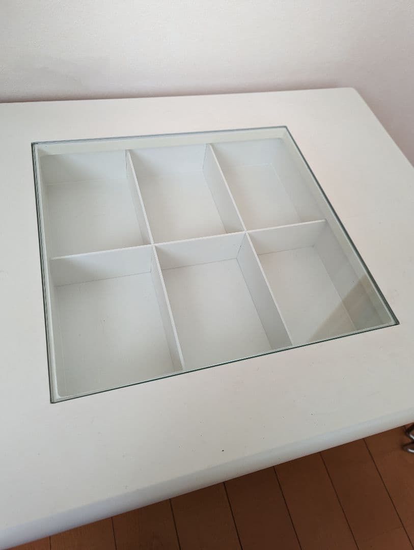 コレクションテーブル　白　ガラス　ローテーブル