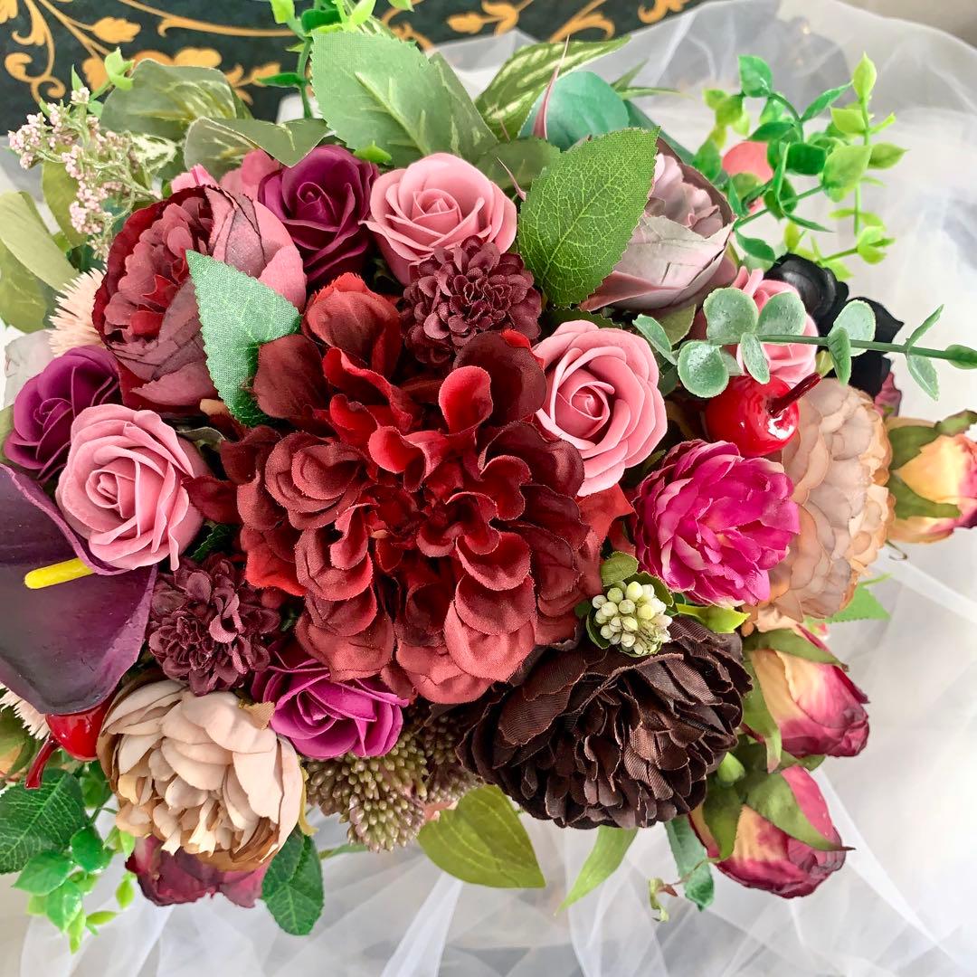 深み色フラワーアレンジメント　ヨーロピアンアレンジ　アンティークインテリア