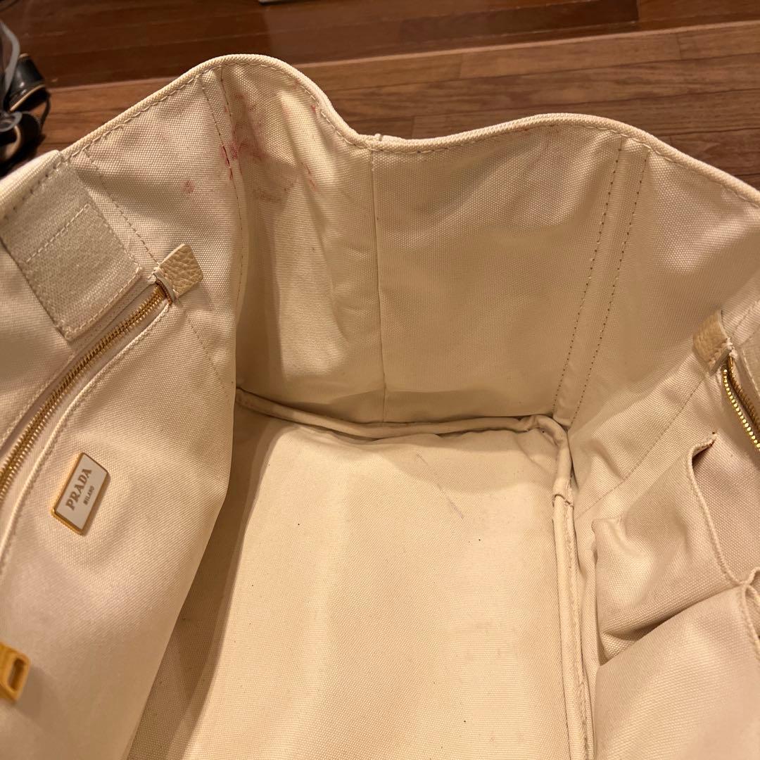 人気 PRADA プラダ　白