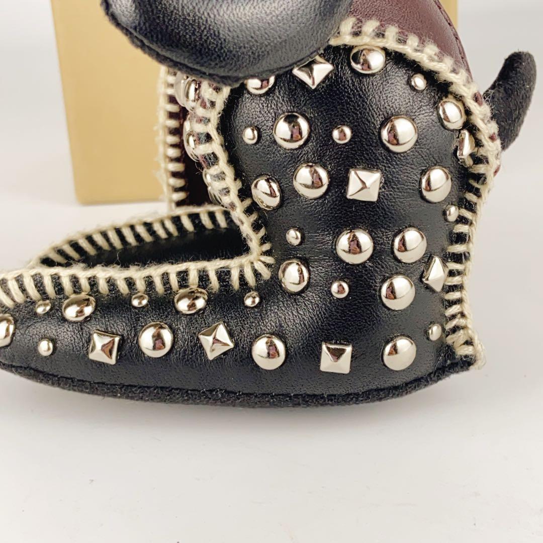 未使用級 極美品 バーバリー 箱付きレザーチャーム スタッズ 牛革 キーホルダー