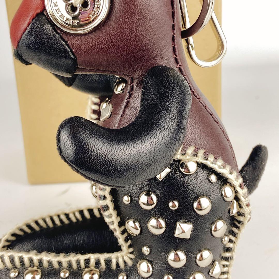 未使用級 極美品 バーバリー 箱付きレザーチャーム スタッズ 牛革 キーホルダー