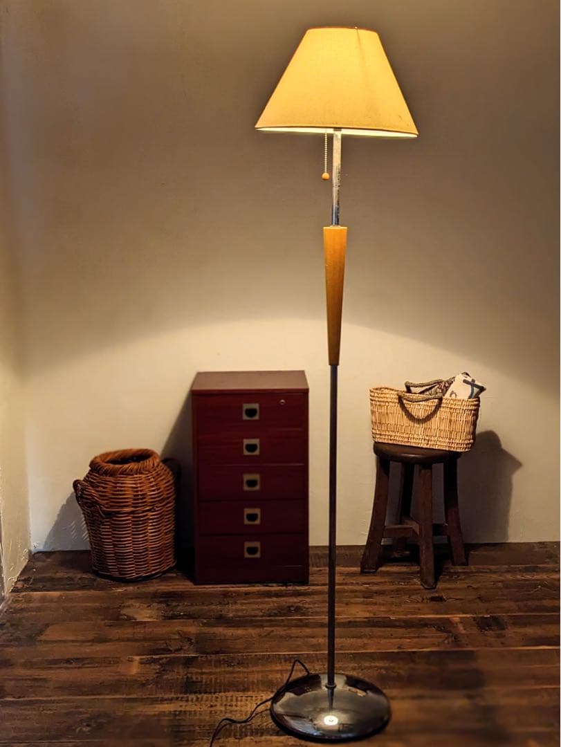 モダンデザインのフロアライト　スタンド照明　生成シェード