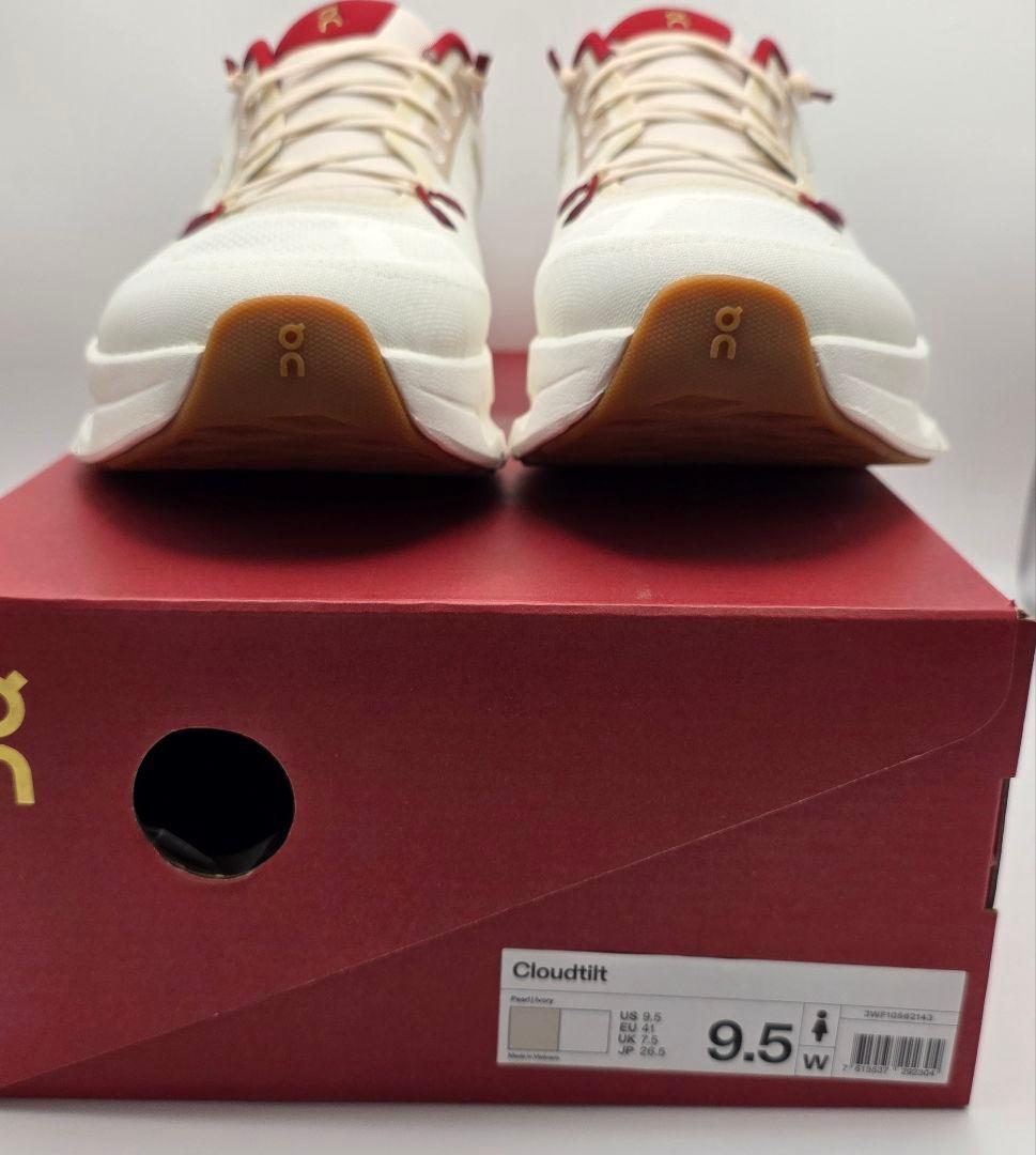 On ランニングシューズ ホワイト/バーガンディ