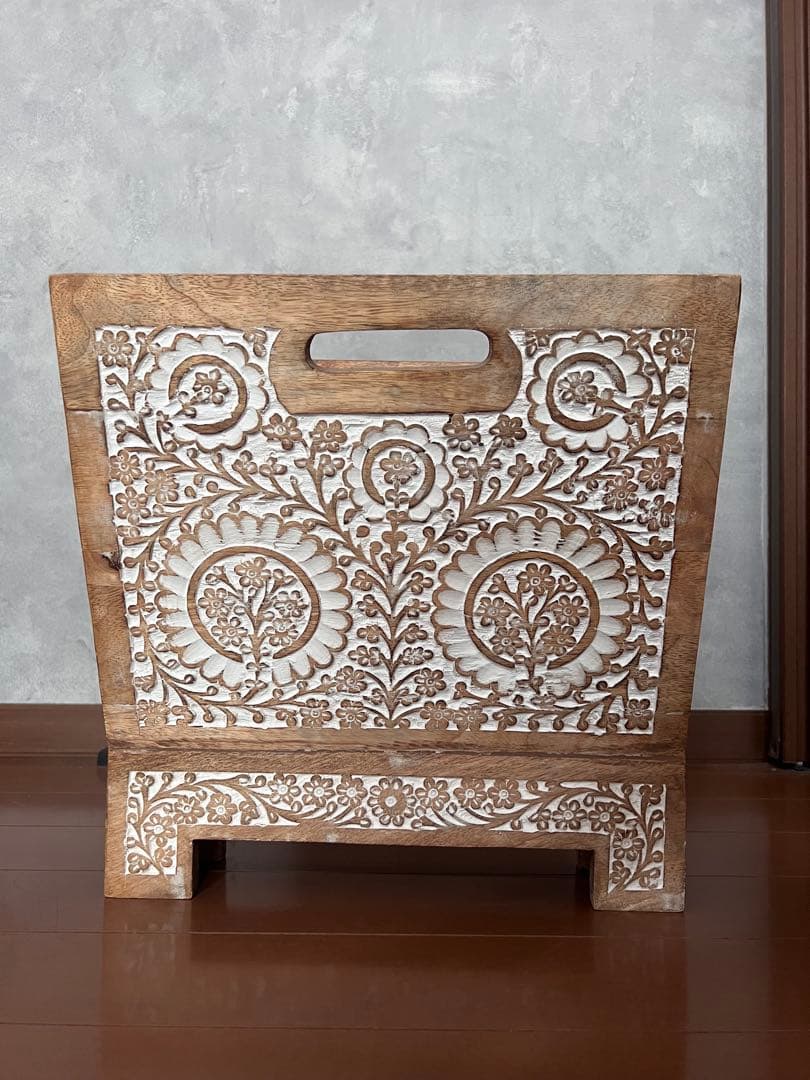 アンティークな木製彫刻入りマガジンラック 手彫り