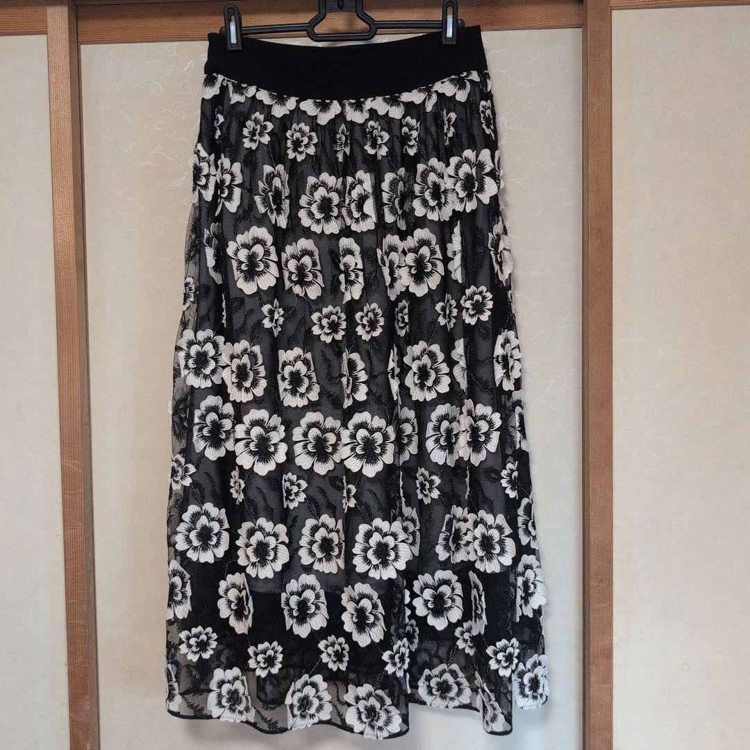 エポカ★黒地に黒と白の花柄飾り★フレアスカート