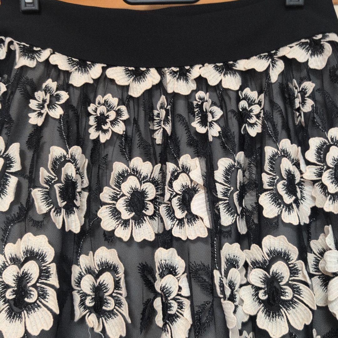 エポカ★黒地に黒と白の花柄飾り★フレアスカート