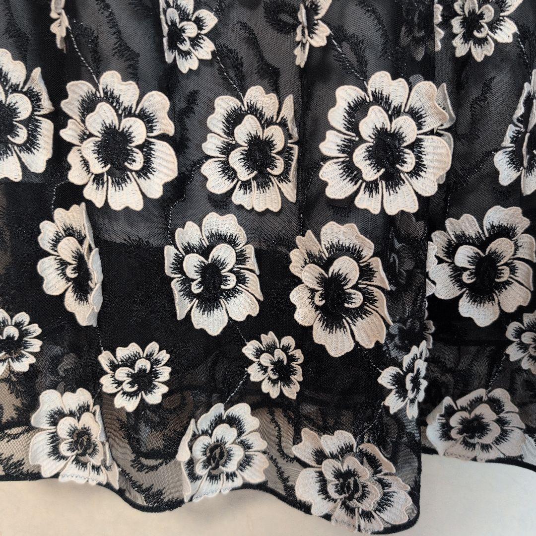 エポカ★黒地に黒と白の花柄飾り★フレアスカート