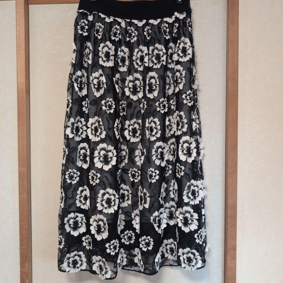 エポカ★黒地に黒と白の花柄飾り★フレアスカート