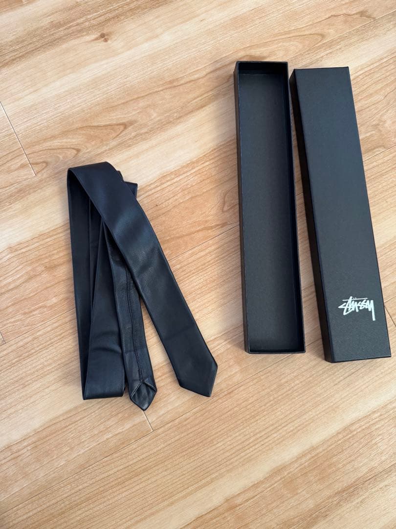 STUSSY ブラックラムレザーネクタイ