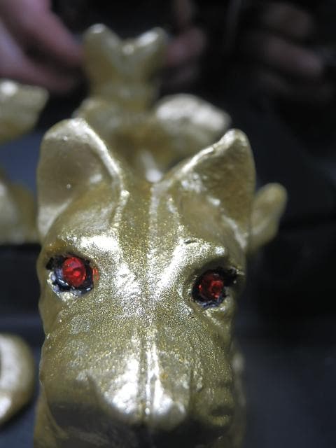 Gold Gargoyle Dog with red eyes ガーゴイルドッグ