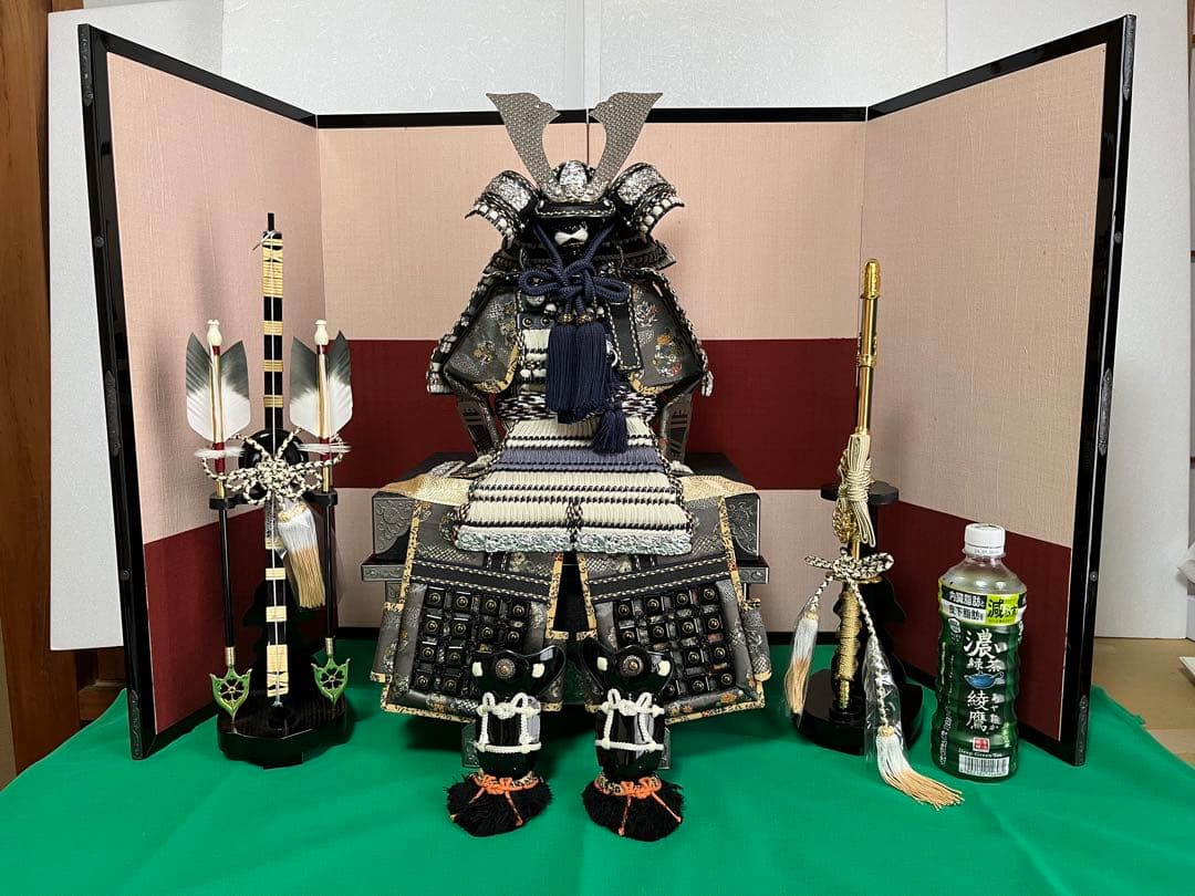 紫白糸縅黒銀小札之大鎧　草木染四曲屏風