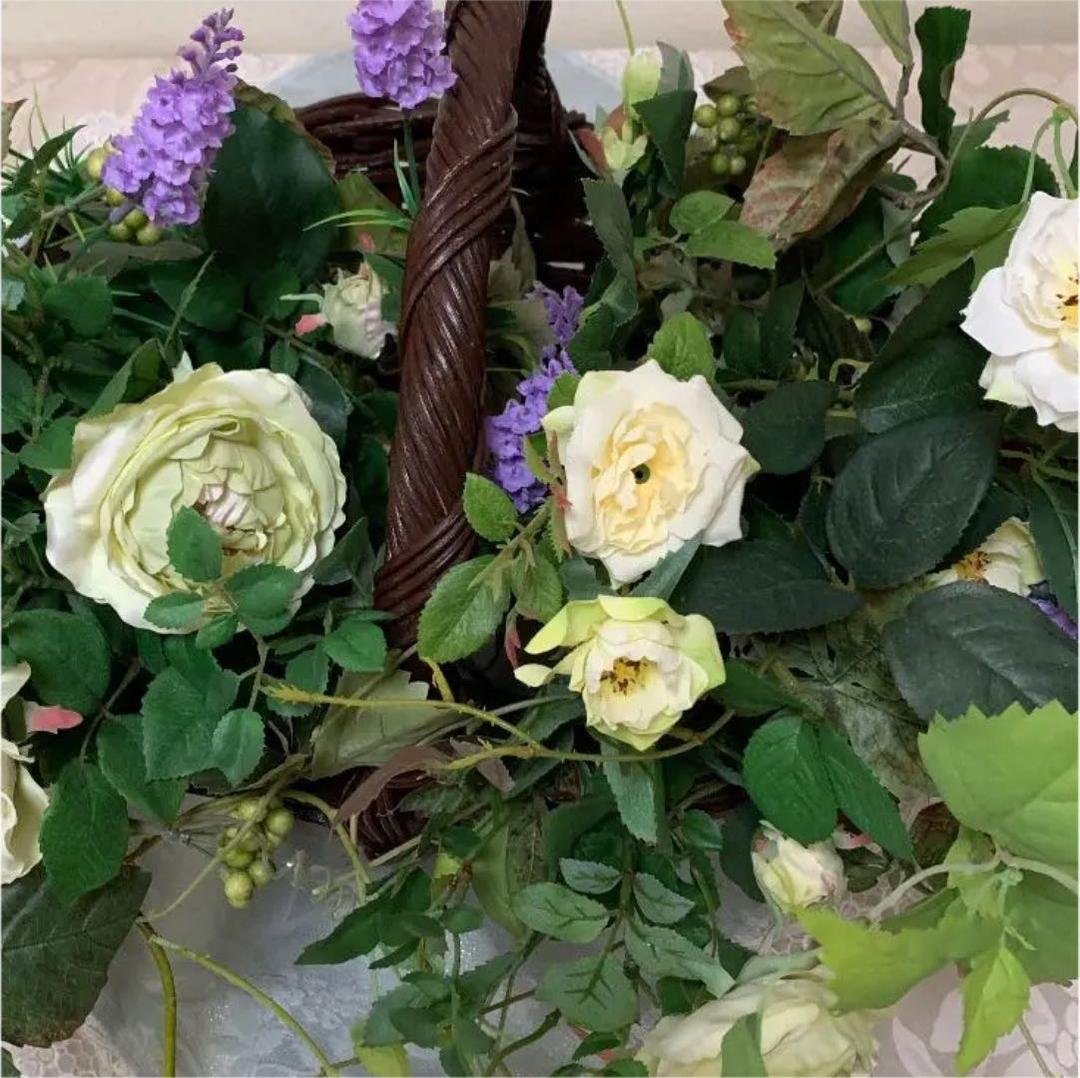 大きなかごと、アートフラワーのアレンジメントセット、花を沢山お付け致しています。