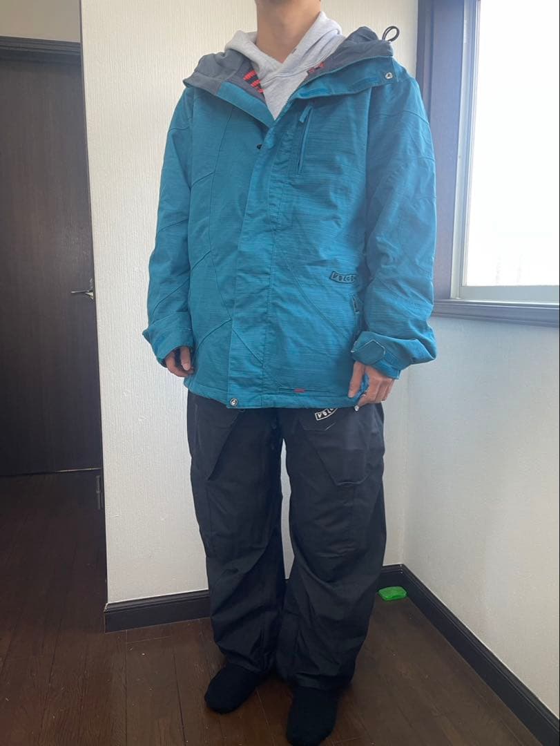 最終特別お値下げ❣️VOLCOMスノーボードウェア Lサイズ 上下セット　暖かい