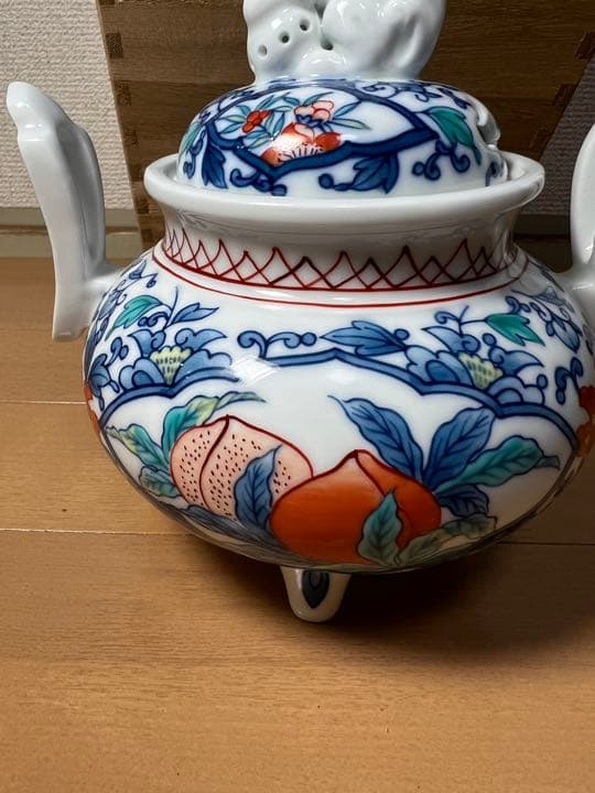 598 有田焼　鍋島　魯山　手描き　二方割唐草桃絵　香炉　未使用