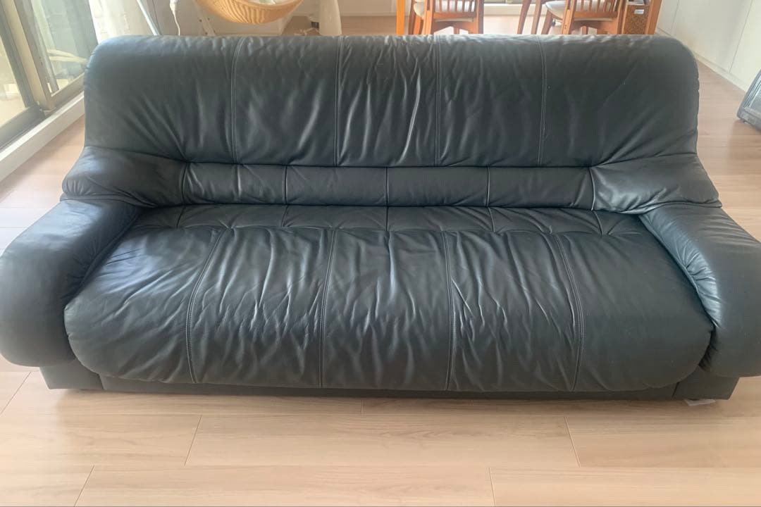 黒いレザー3人掛けソファ