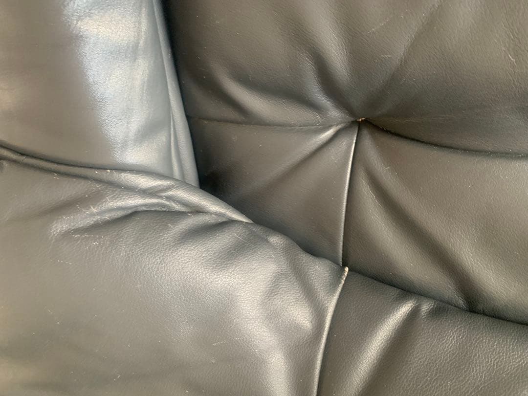 黒いレザー3人掛けソファ