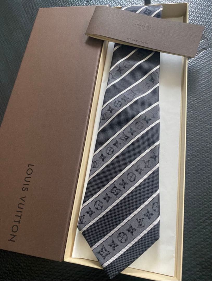 『新品』　LOUIS VUITTONネクタイ　ルイヴィトン　シルク　ストライプ