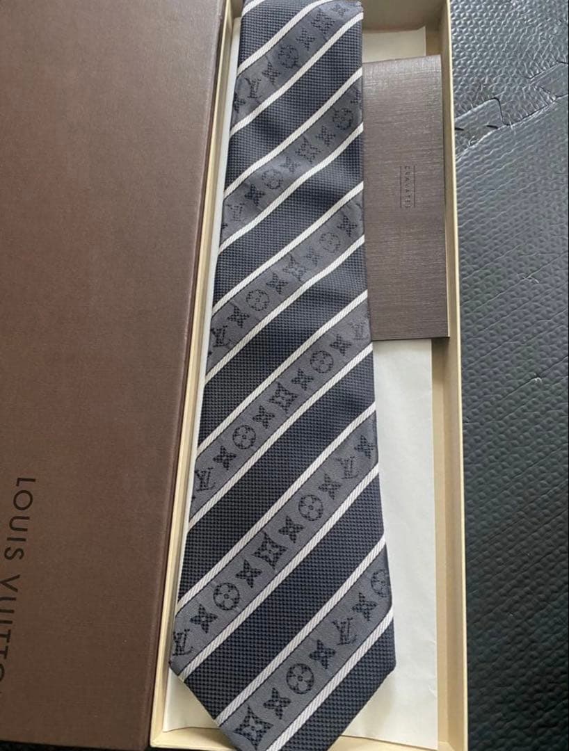 『新品』　LOUIS VUITTONネクタイ　ルイヴィトン　シルク　ストライプ