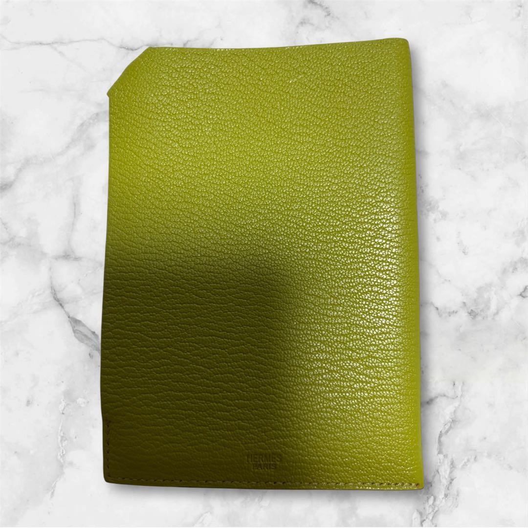 HERMES ライムグリーン パスポートケース