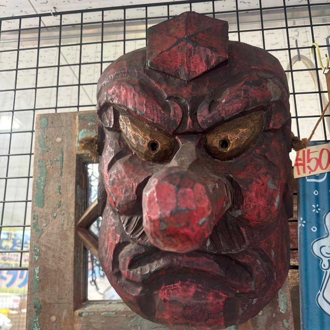 伝統的な彫刻面 赤黒