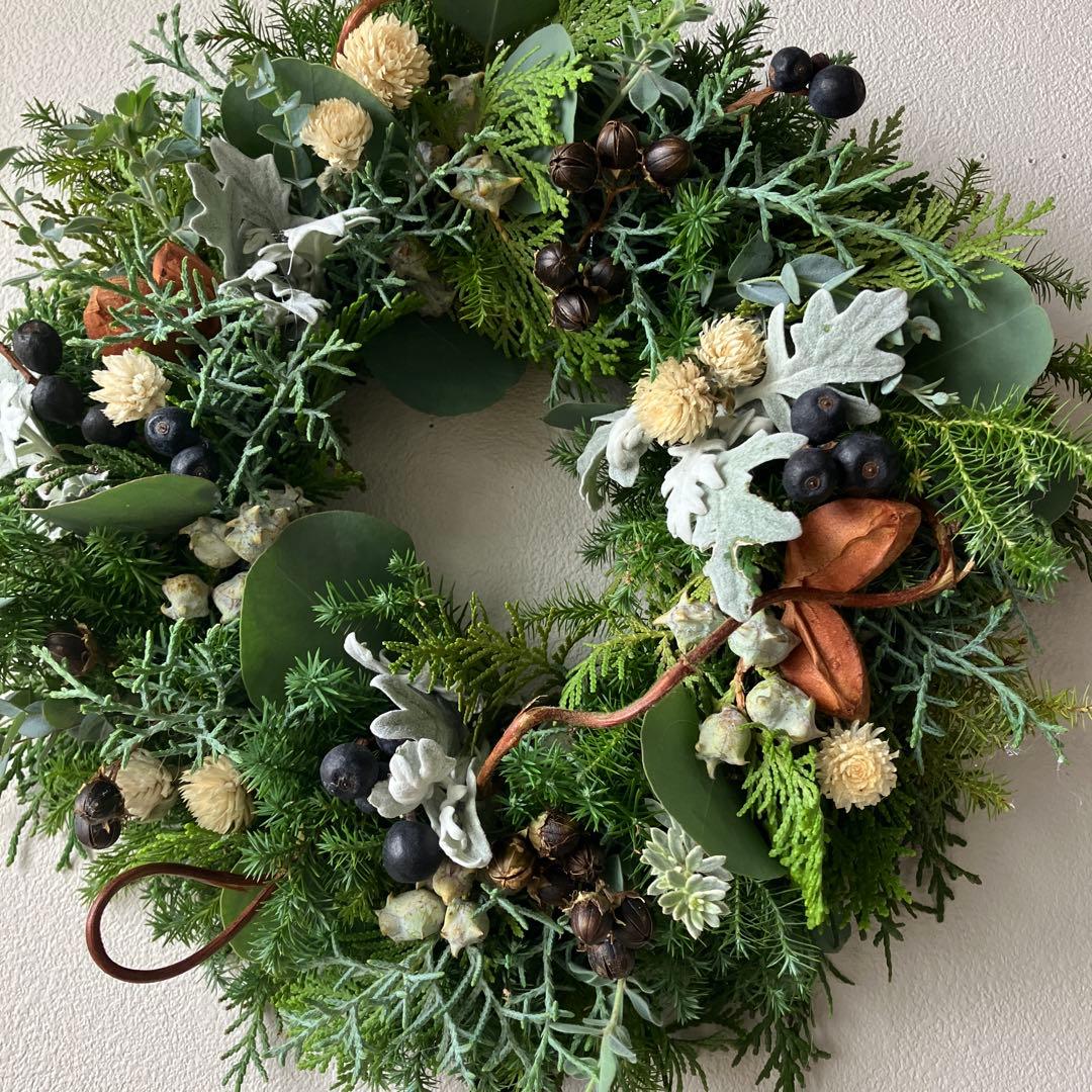 グリーンホワイトのクリスマスリース　シャリンバイ　ブルーアイス