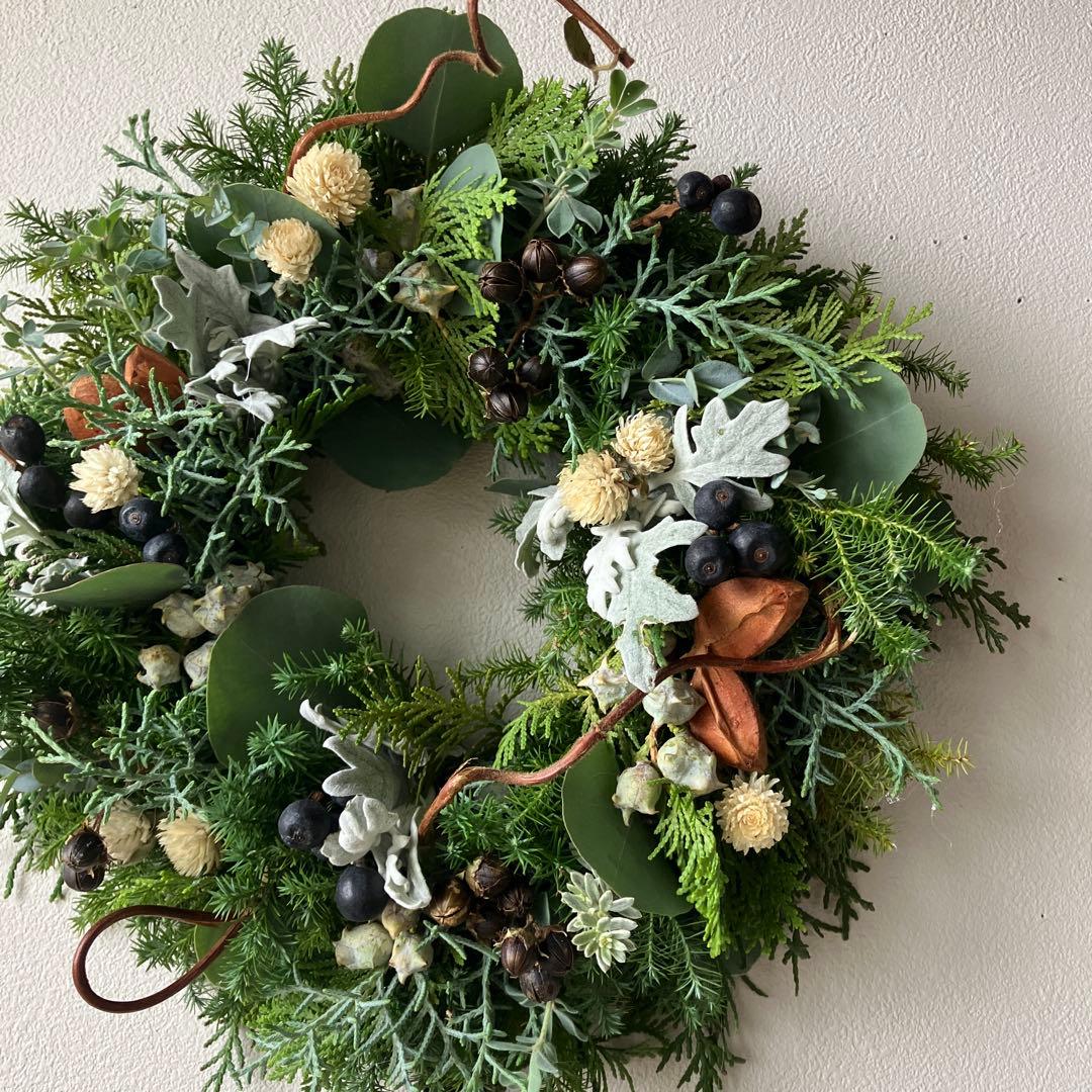 グリーンホワイトのクリスマスリース　シャリンバイ　ブルーアイス
