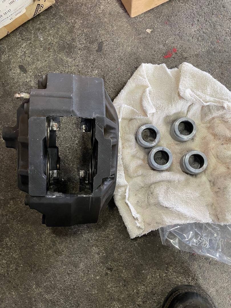 トヨタ　センチュリー　gzg50 フロントブレーキキャリパー