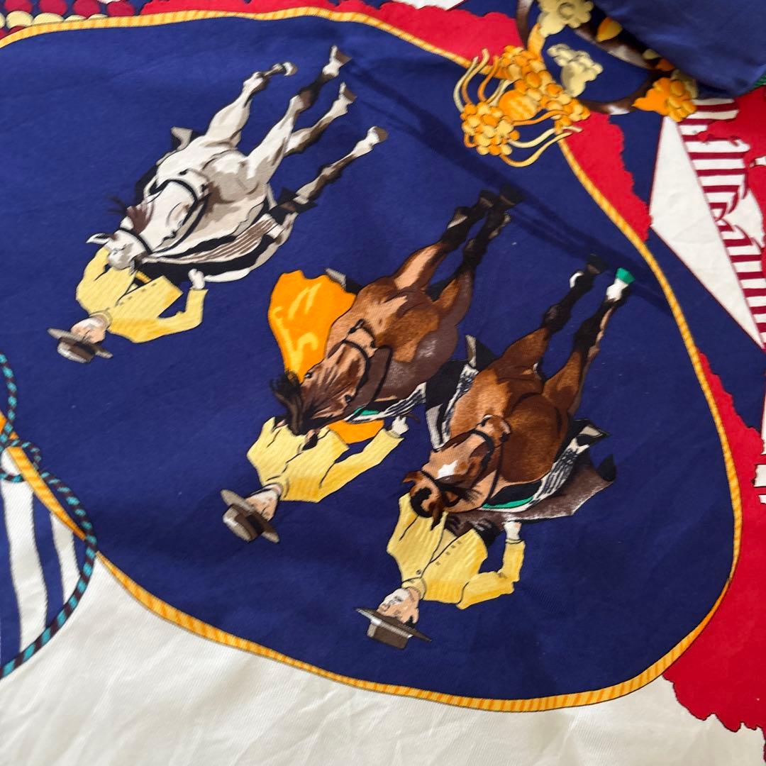 エルメスのシルクのスカーフです。 馬と騎手デザインです。