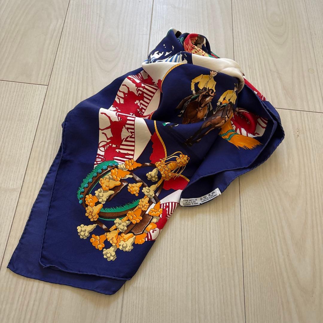 エルメスのシルクのスカーフです。 馬と騎手デザインです。