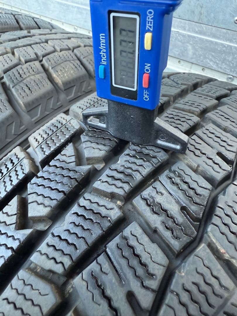 ダンロップスタッドレス175／65R15 84Q深溝